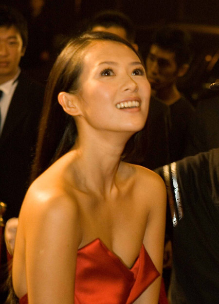 章子怡优雅造型显妩媚风情 外籍导演“大献殷勤” 章子怡优雅造型显妩媚风情 外籍导演“大献殷勤”
