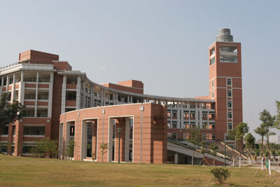 广州大学城工程施工于2003年7月展开,2004年7月下旬,大学城市政工程