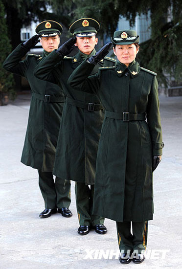 组图:山东武警部队今起换发07式冬季军服