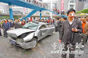 轿车坠下10米高立交桥散架 司机仅伤鼻梁(图)