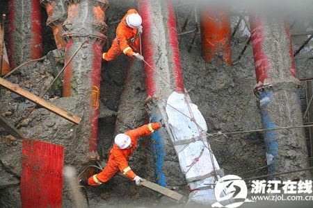 杭州地铁工地塌陷 已致3人死亡18人失踪(组图) 杭州地铁工地塌陷 已致3人死亡18人失踪(组图)