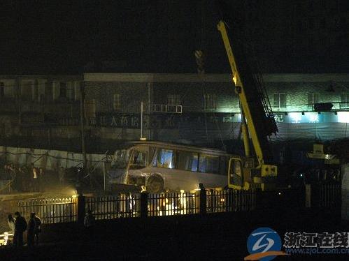 杭州地铁工地塌陷 已致3人死亡18人失踪(组图) 杭州地铁工地塌陷 已致3人死亡18人失踪(组图)