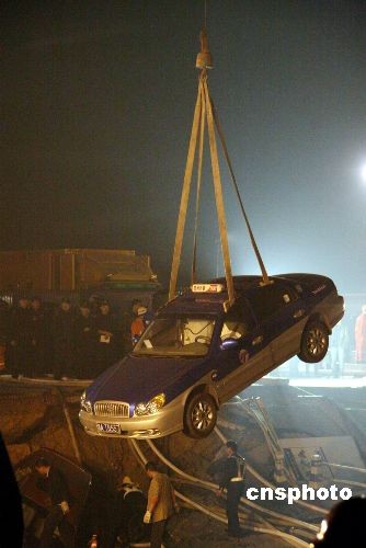 杭州地铁工地塌陷 已致3人死亡18人失踪(组图) 杭州地铁工地塌陷 已致3人死亡18人失踪(组图)