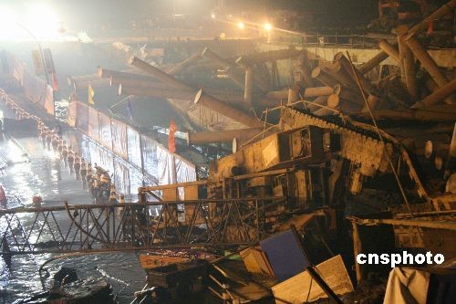 杭州地铁工地塌陷 已致3人死亡18人失踪(组图) 杭州地铁工地塌陷 已致3人死亡18人失踪(组图)