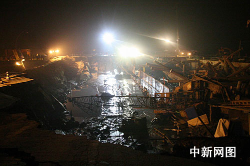 杭州地铁工地塌陷 已致3人死亡18人失踪(组图) 杭州地铁工地塌陷 已致3人死亡18人失踪(组图)
