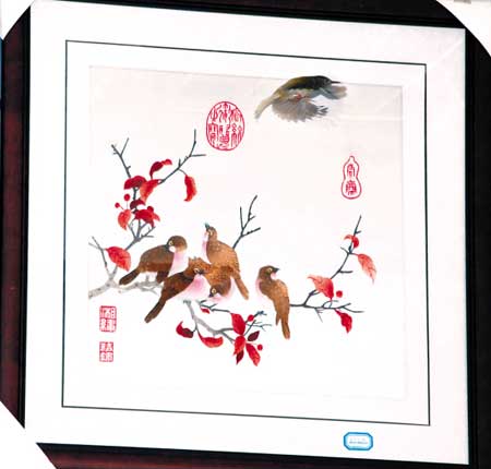 小鸟连连光临湘绣店 对着画中鸟儿叫(组图)