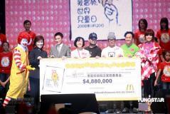 组图:刘德华做慈善“父子”齐上阵陈奕迅搞怪