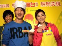 组图:《青春舞台》关机韩庚黄奕一起包饺子