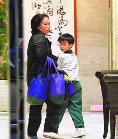 庾澄庆赴港挣钱躲婚变 儿子粘佣人让人心疼(图)