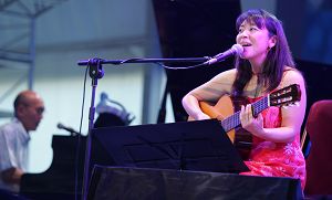 票房飘红回馈歌迷 小野丽莎将首办签售(图)