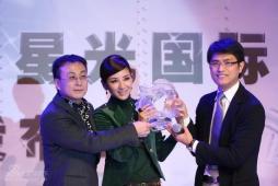 组图:黄奕加盟星光国际金牌制作团队齐道喜