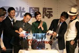 组图:黄奕加盟星光国际金牌制作团队齐道喜