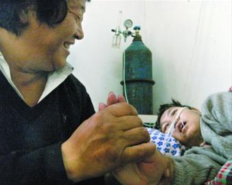 男子咬植物人妻子脚趾10年唤醒爱妻(组图)