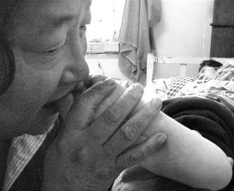男子咬植物人妻子脚趾10年唤醒爱妻(组图)