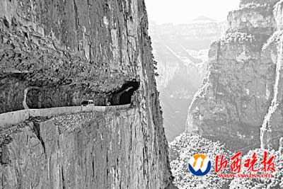 村民绝壁上凿出1526米挂壁路 成探险景点(图)
