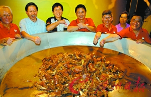 世界最大碗肉骨茶亮相 碗口直径182.88厘米 世界最大碗肉骨茶亮相 碗口直径182.88厘米