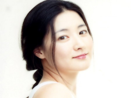 黄奕联手李英爱韩国募捐 为四川灾区儿童献爱心