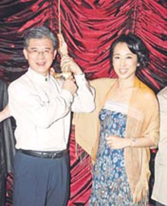 "最美港姐"朱玲玲改嫁罗康瑞? 霍震霆送祝福