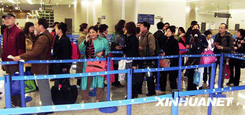首批46名滞留泰国旅客搭乘航班返回上海(图)-