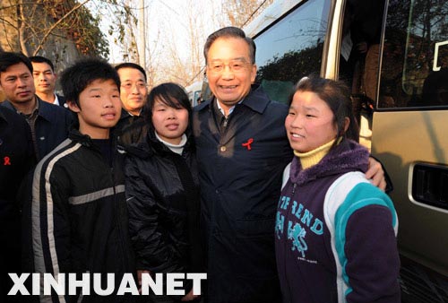 温家宝总理看望阜阳艾滋病孤儿和患者(组图) 温家宝总理看望阜阳艾滋病孤儿和患者(组图)