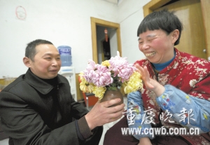 20年照顾瘫痪妻子 守家的男人