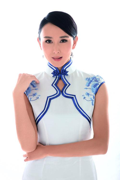 胡静婚后代言主打东南亚青花旗袍展中国风(图)