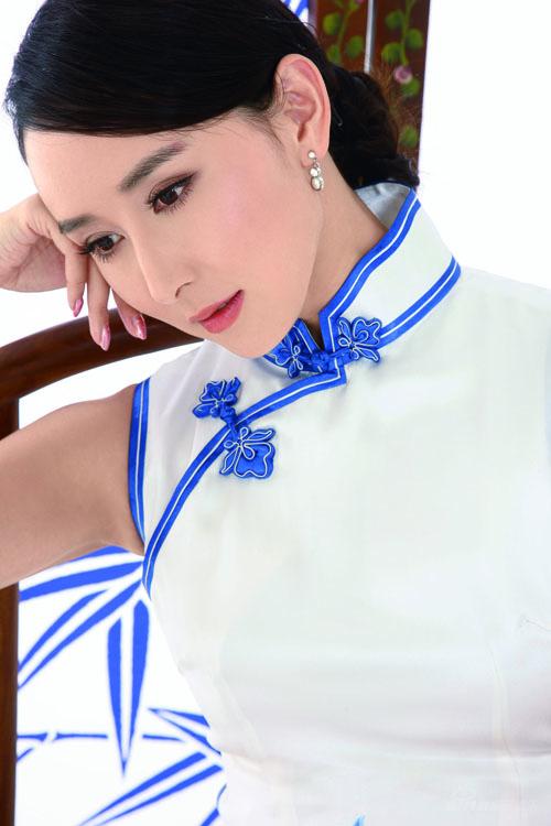 胡静婚后代言主打东南亚青花旗袍展中国风(图)