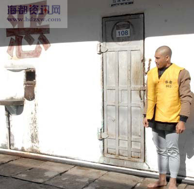 男子伙同他人将母亲遗体抛入水中被刑拘(图)