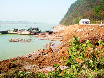 湖南湘潭昭山发生坍塌 码头一夜间沉入江底(图) 湖南湘潭昭山发生坍塌 码头一夜间沉入江底(图)