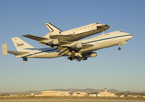 组图:奋进号“骑”波音747货机回家