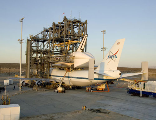 组图:奋进号“骑”波音747货机回家