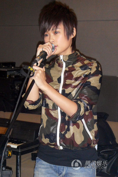 为张亚东音乐会彩排 李宇春迷彩装现身坦言紧张