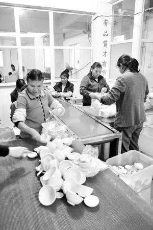 记者暗访发现三无洗涤粉泡出“消毒餐具”