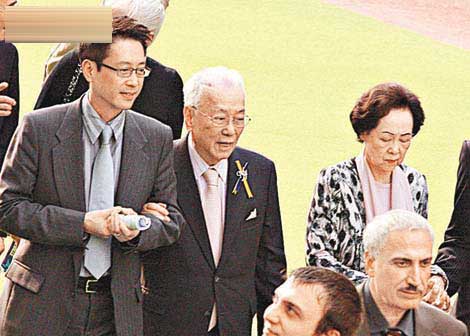 许晋亨与父母看跑马不见李嘉欣踪影(图)