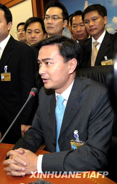 12月15日,泰国民主党主席阿披实(前)在曼谷举行新闻发布会。阿披实当天在泰国国会下议院总理选举特别会议上以235票获得下议院多数议员支持,当选泰国第27位总理。