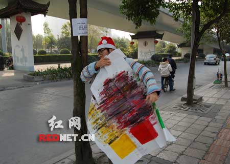 男子街头扮圣诞老人绑树上 自称行为艺术(图)