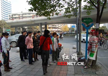 男子街头扮圣诞老人绑树上 自称行为艺术(图)