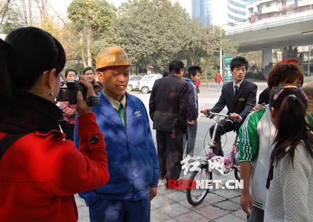 男子街头扮圣诞老人绑树上 自称行为艺术(图)