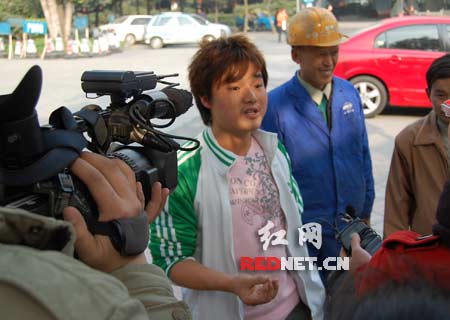男子街头扮圣诞老人绑树上 自称行为艺术(图)