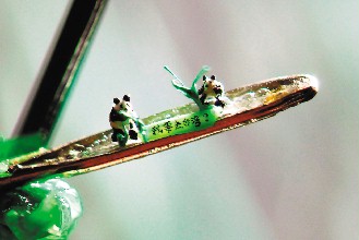 雕刻家在树脂上雕出世界最小熊猫0.7毫米