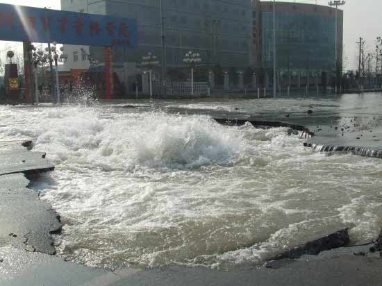 陕西宝鸡市输水管道9年来第11次爆裂(组图)