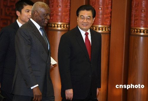 胡锦涛会见安哥拉总统 强调4方面加强中安合作 胡锦涛会见安哥拉总统 强调4方面加强中安合作