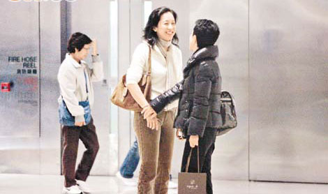 朱玲玲新婚后首度现身老公儿子接送幸福满满