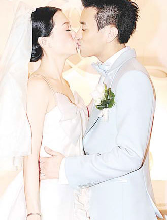 梁汉文与模特女友行婚礼紧张流汗读错誓言(图)