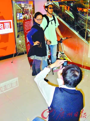 帅哥老板橱窗扮蜡像招揽生意 销售额飙升(图)