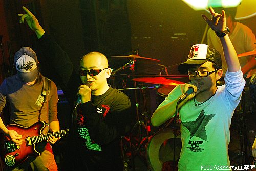 西安黑撒首演成都 陕西方言摇滚惹人爱(组图)-