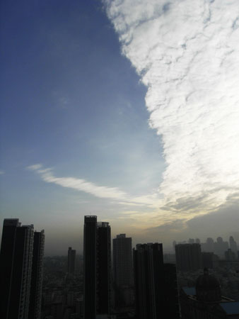 郑州上空现“阴阳天” 云天分明似刀割(组图)