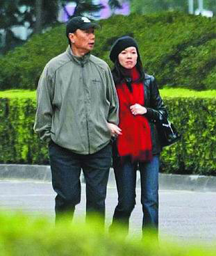 曾馨莹孕态曝光 怀孕五个月挽老公郭台铭散步