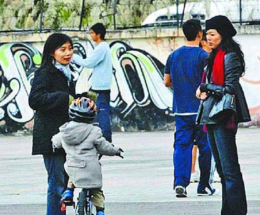 曾馨莹孕态曝光 怀孕五个月挽老公郭台铭散步