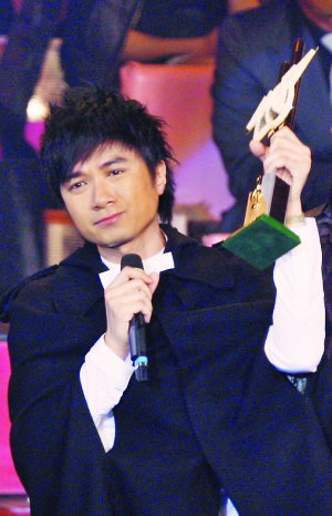 劲歌金曲颁奖礼 杨千嬅古巨基爆冷得奖哭成泪人